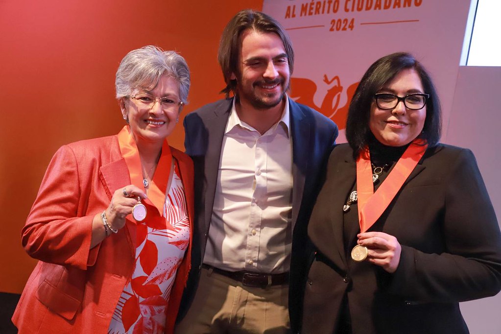 MC otorga premio a Patricia Aguayo