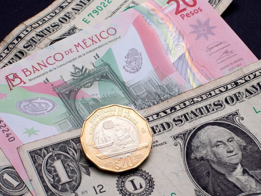 Peso mexicano gana contra el dólar