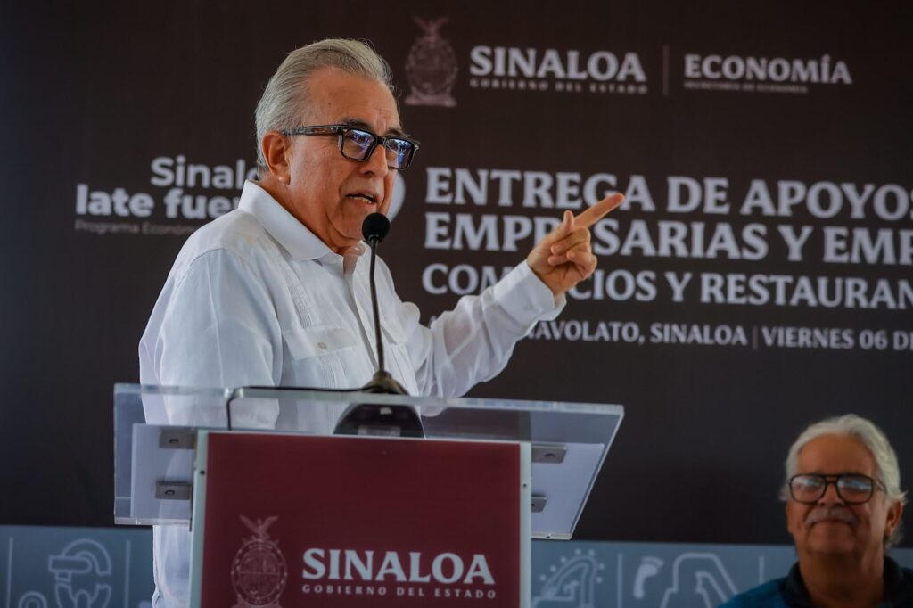 Rubén Rocha entrega apoyos en Sinaloa