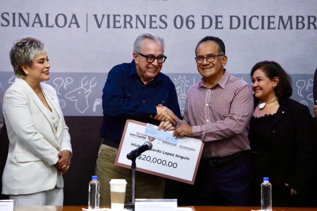 Rubén Rocha entrega programas en Sinaloa