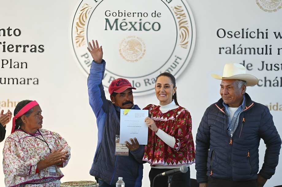 Sheinbaum firma títulos de hectáreas para comunidades tarahumaras