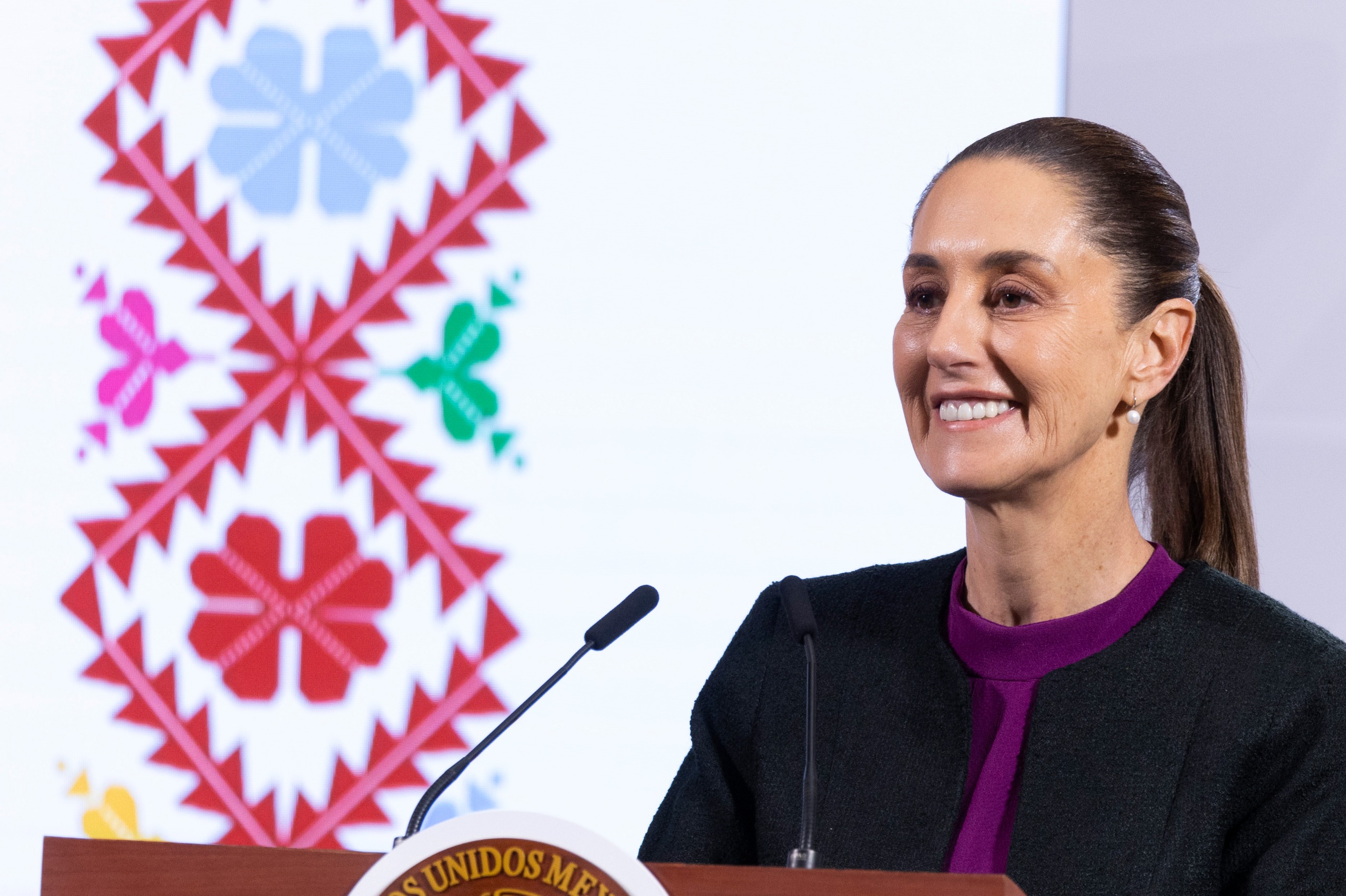 Sheinbaum se ríe de Lilly Téllez por voto vs. "presidenta"