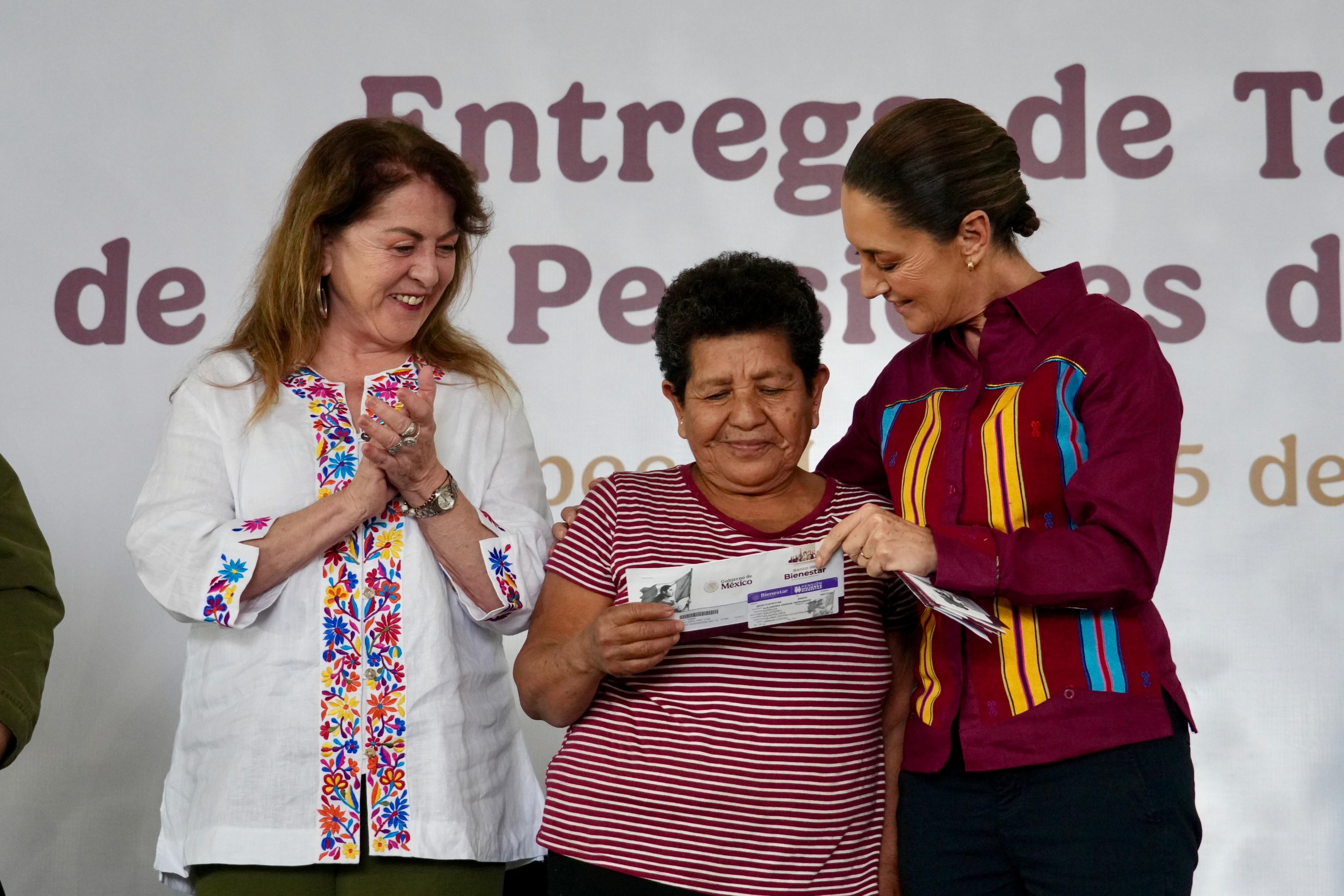 Sheinbaum entrega pensión