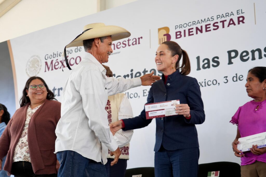 Sheinbaum entrega tarjetas bienestar