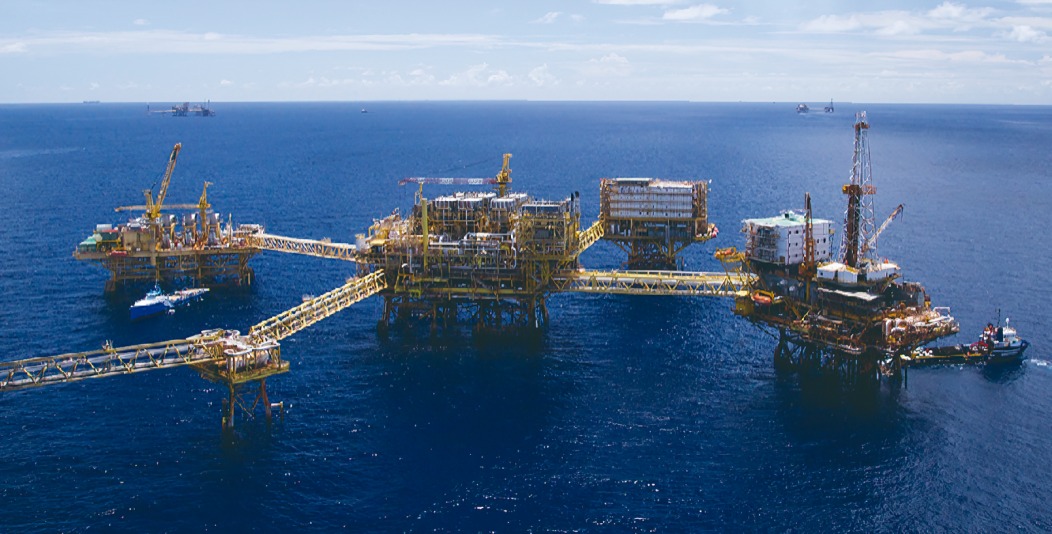 Trump impone aranceles en petróleo y gasa para México