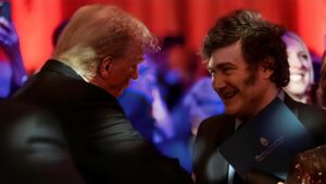 Donald Trump y Javier Milei se abrazan efusivamente en una cumbre conservadora en EE UU