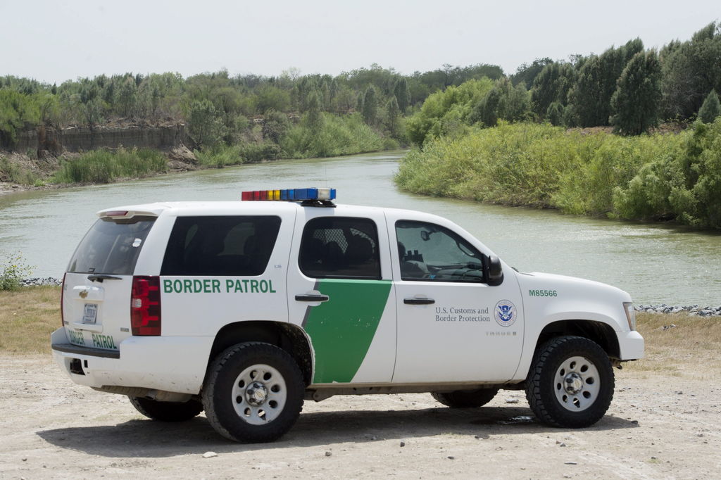 Agente fronterizo en la patrulla