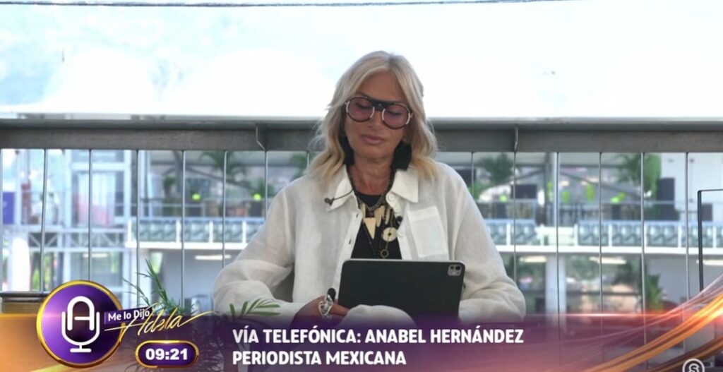 Anabel Hernández con Adela