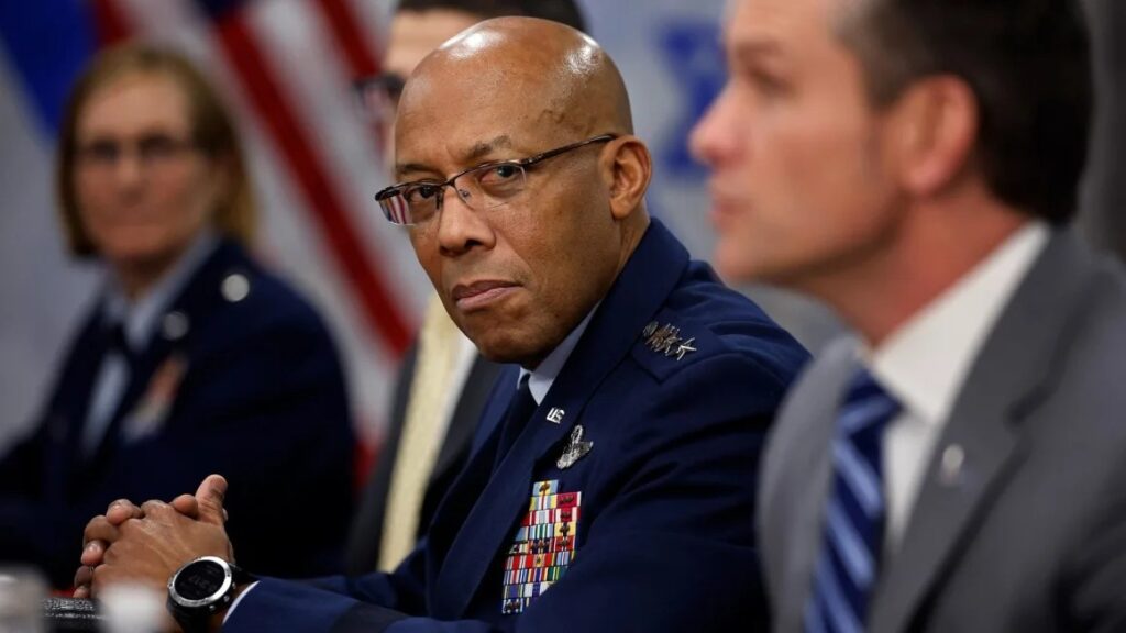 Charles Brown despedido por Trump