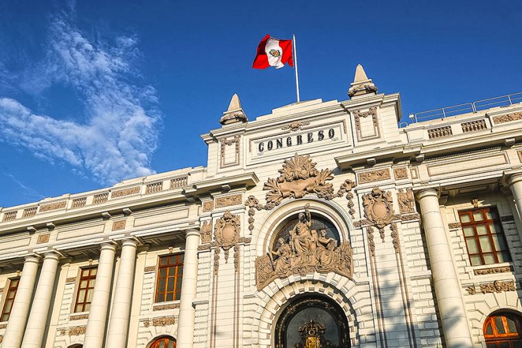 Congreso de Perú contra Sheinbaum