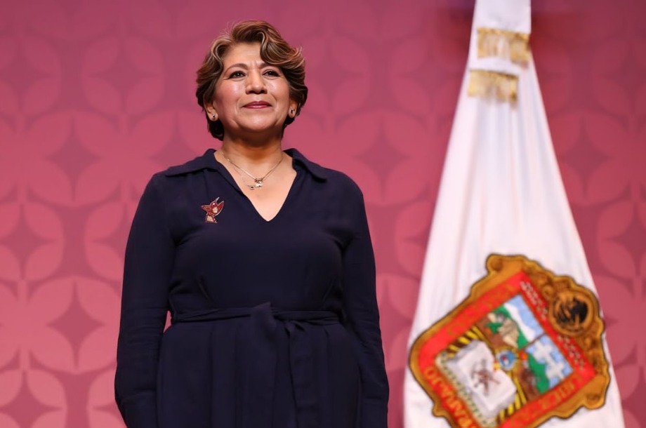 Delfina Gómez recibe credencial de Morena