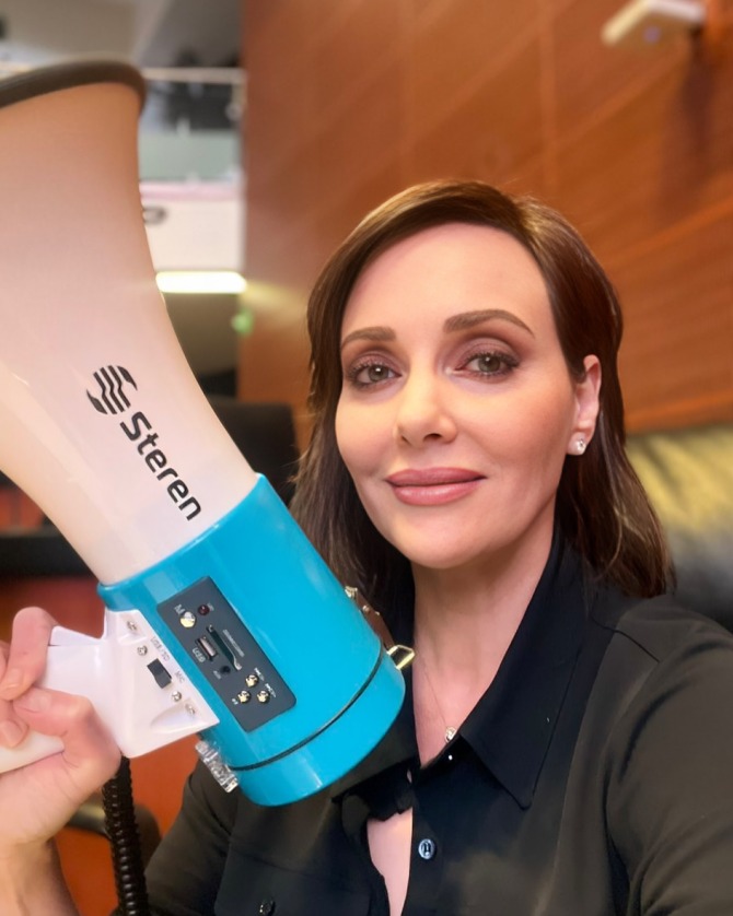 Lilly Téllez interumpe al Senado con megáfono