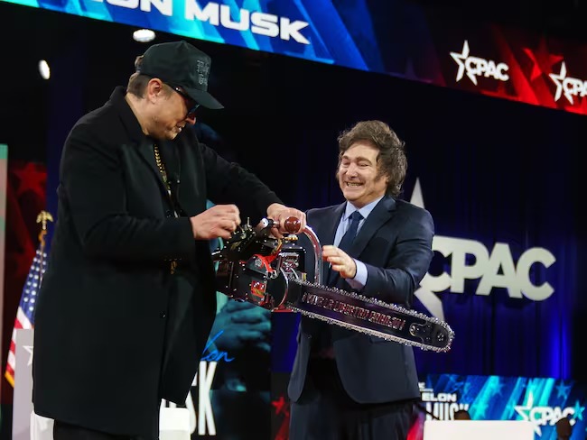 Milei entrega motosierra a Musk