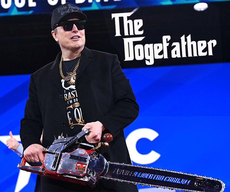 Musk con motosierra