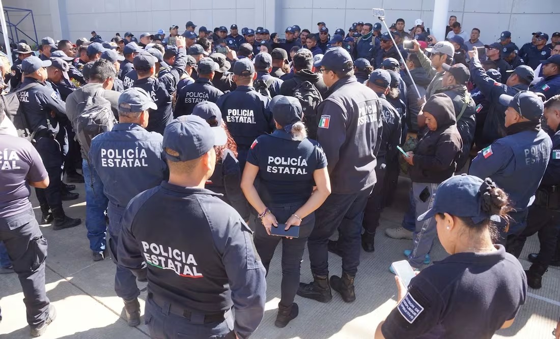 Policias estatales de Oaxaca hacen paro de labores por despidos de Salomón Jara