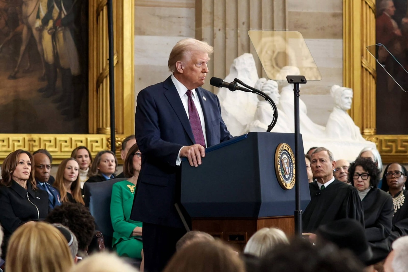 Trump cede en aplazamietno de aranceles a México y Canadá