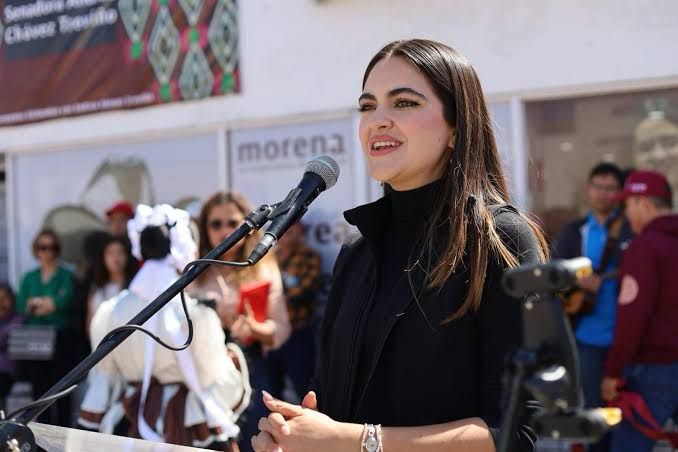 Andrea Chávez demostró contrato de publicidad con Carlos Alazraki