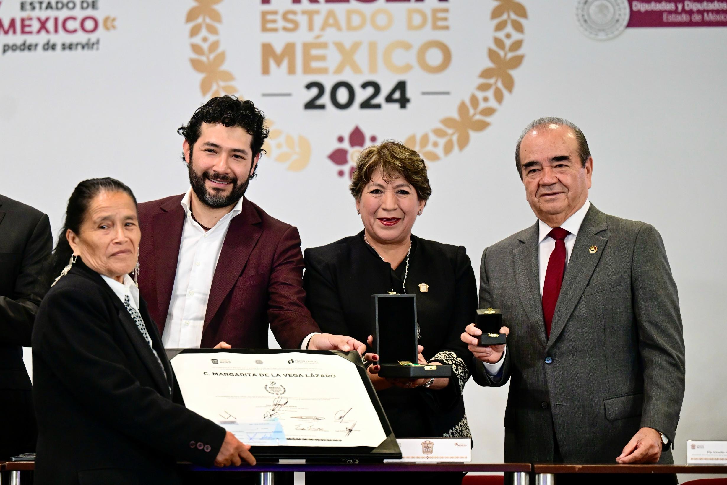 Delfina Gómez presea