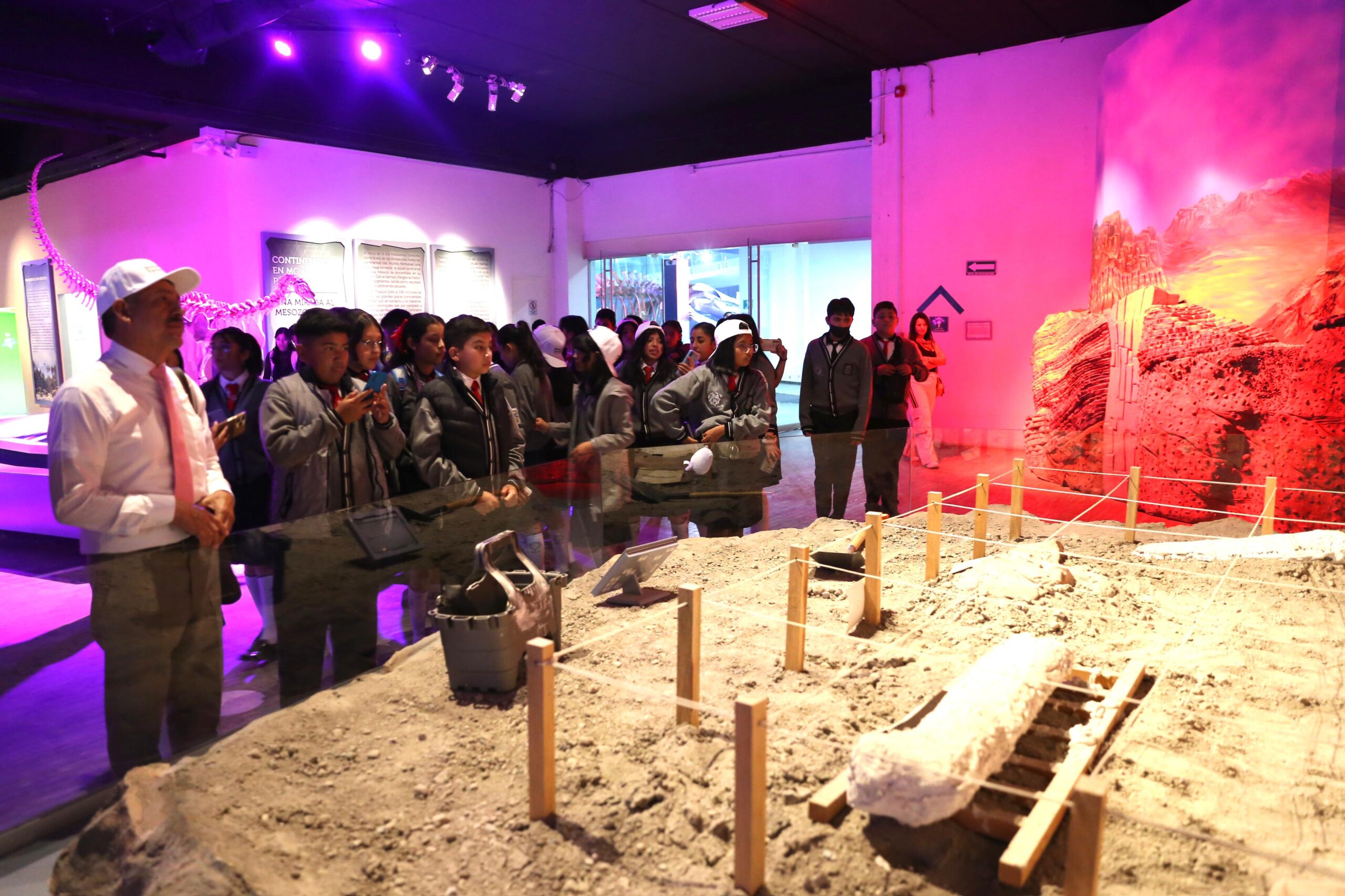 Estudiantes visitan museos