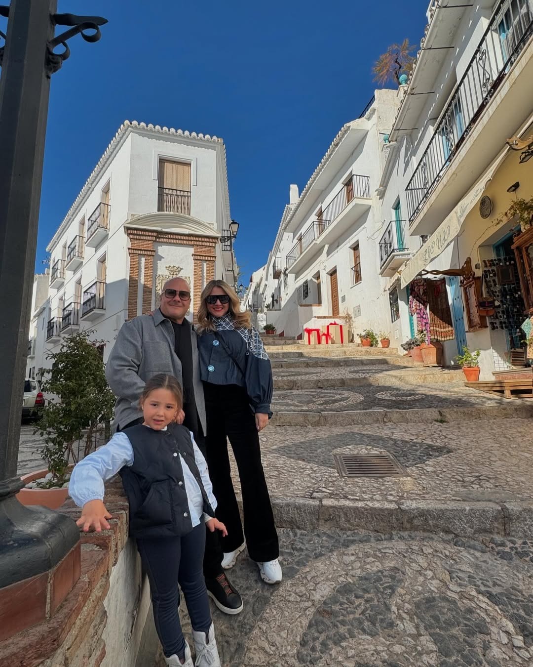 Enrique Alfaro con su familia en Europa