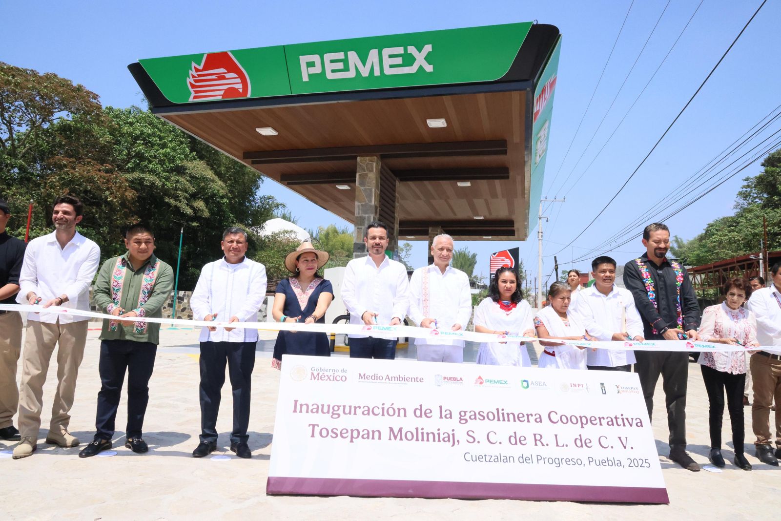 García Parra, Luisa Albores y director de Pemex inauguran gasolinera del Bienestar en Cuetzalaan