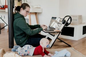 ¿Qué es la doble jornada laboral de las mujeres?