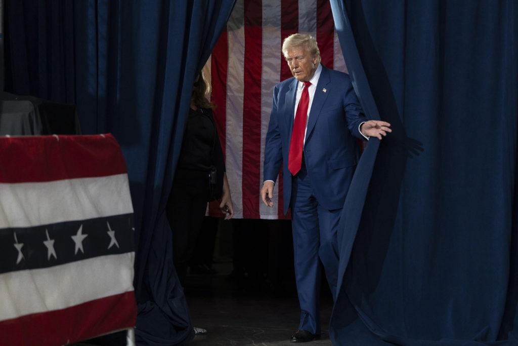 Myrka Dellanos replica fake news de Trump
