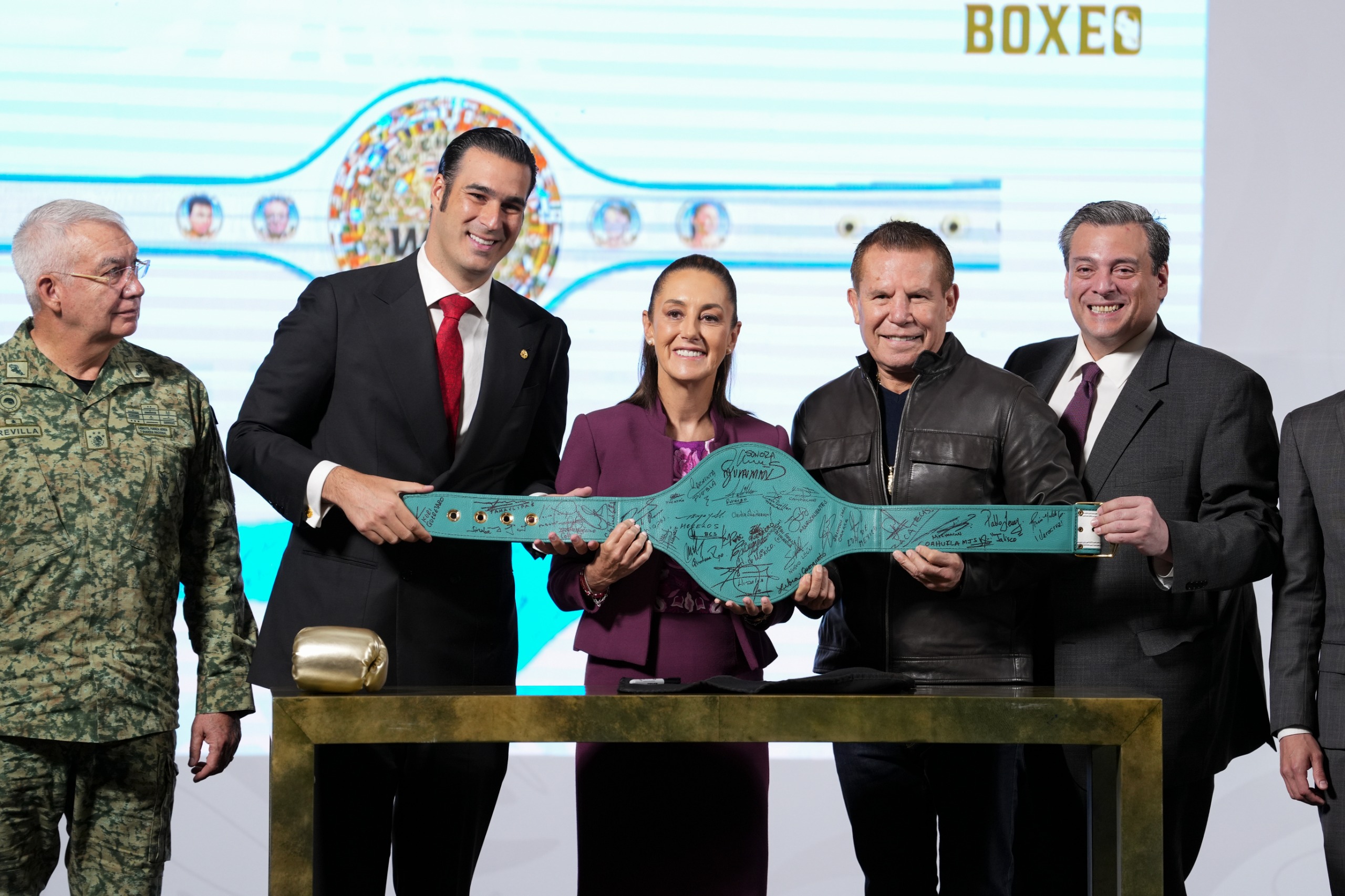 Sheinbaum recibe cinturon de box