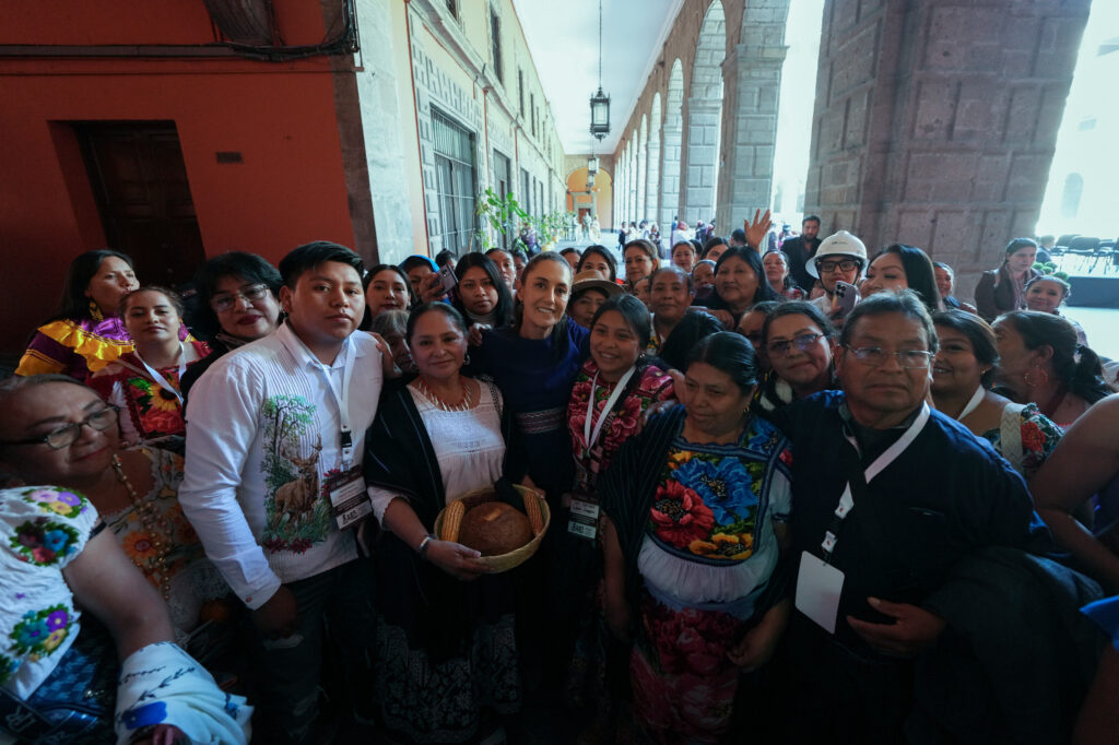Sheinbaum con mujeres