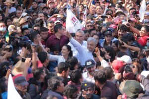 AMLO y Sheinbaum rodeados de cientos de simpatizantes de la 4T