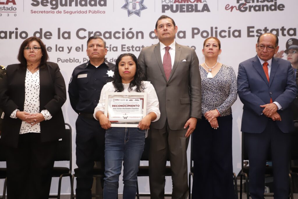 Armenta celebra con policías