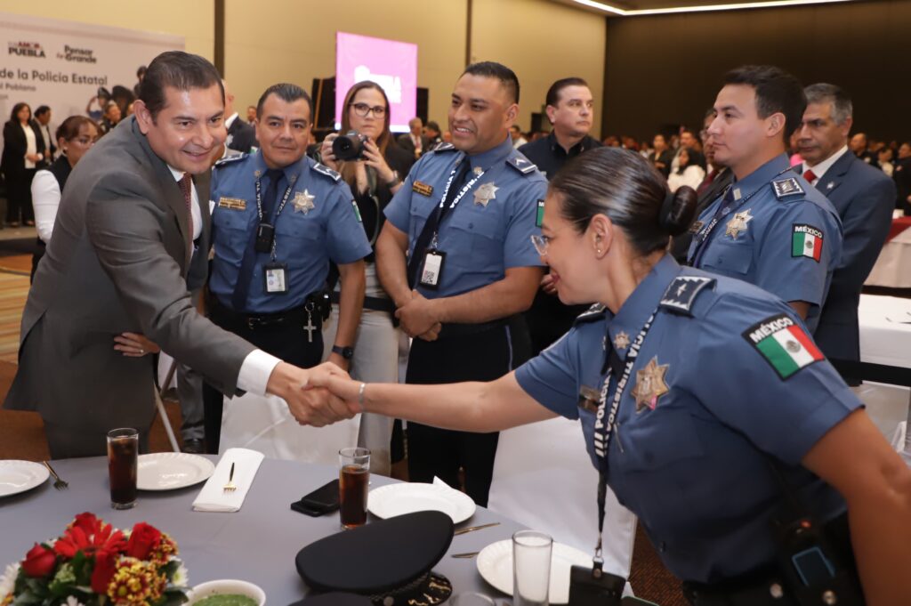 Armenta convive con policías