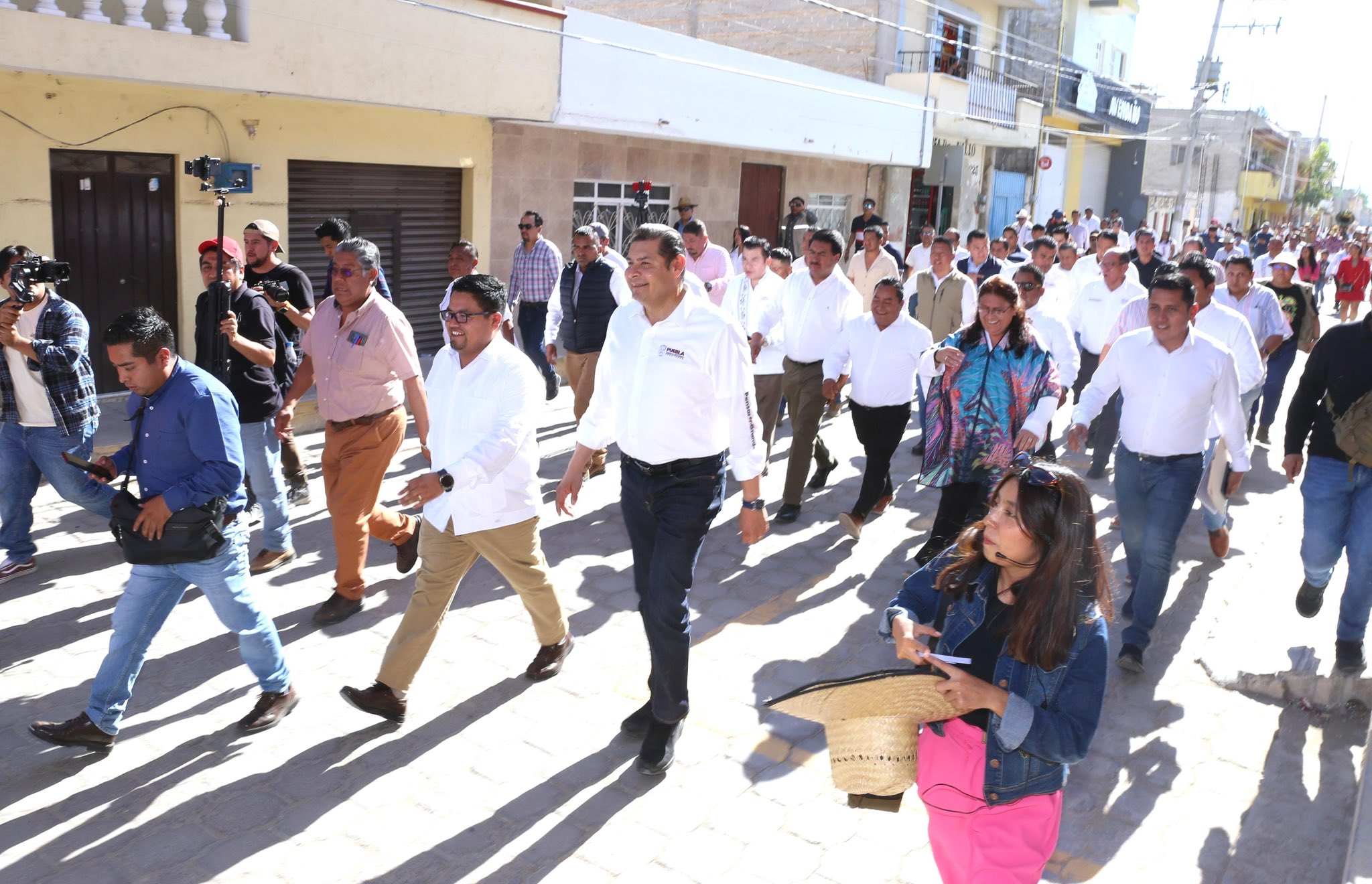 Armenta entrega programa de obra comunitaria en Ajalpan