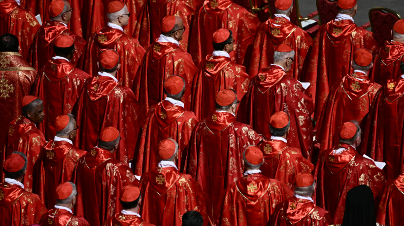 Cardenales participan en cónclave