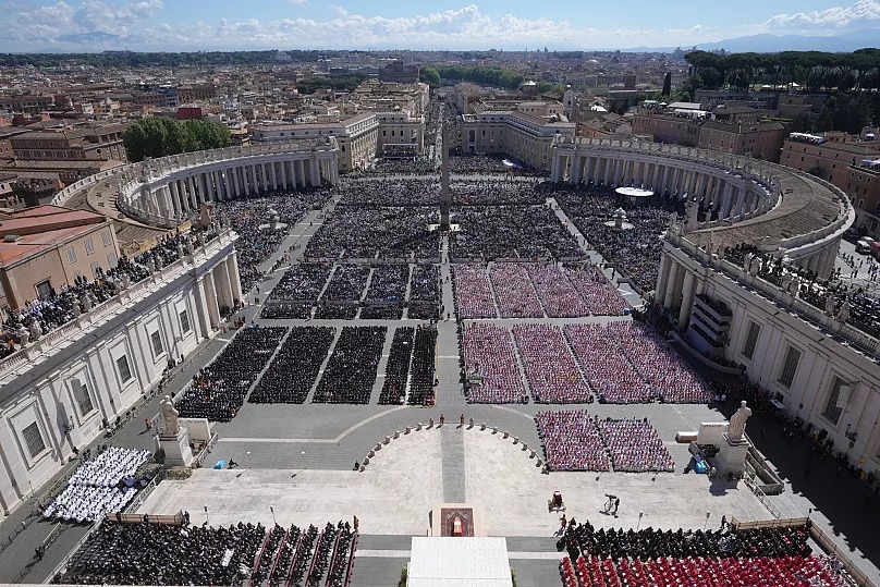 Critican a Trump por ir de azul en funeral del papa Francisco