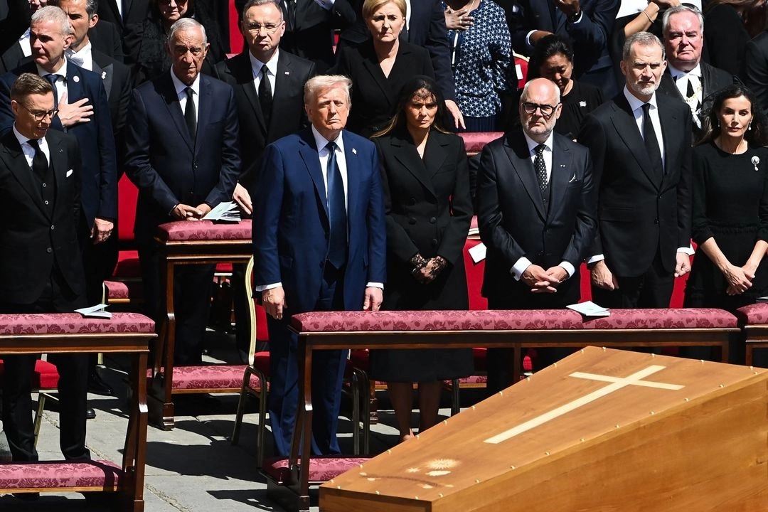 Critican vestimenta de Trump en funeral de Francisco