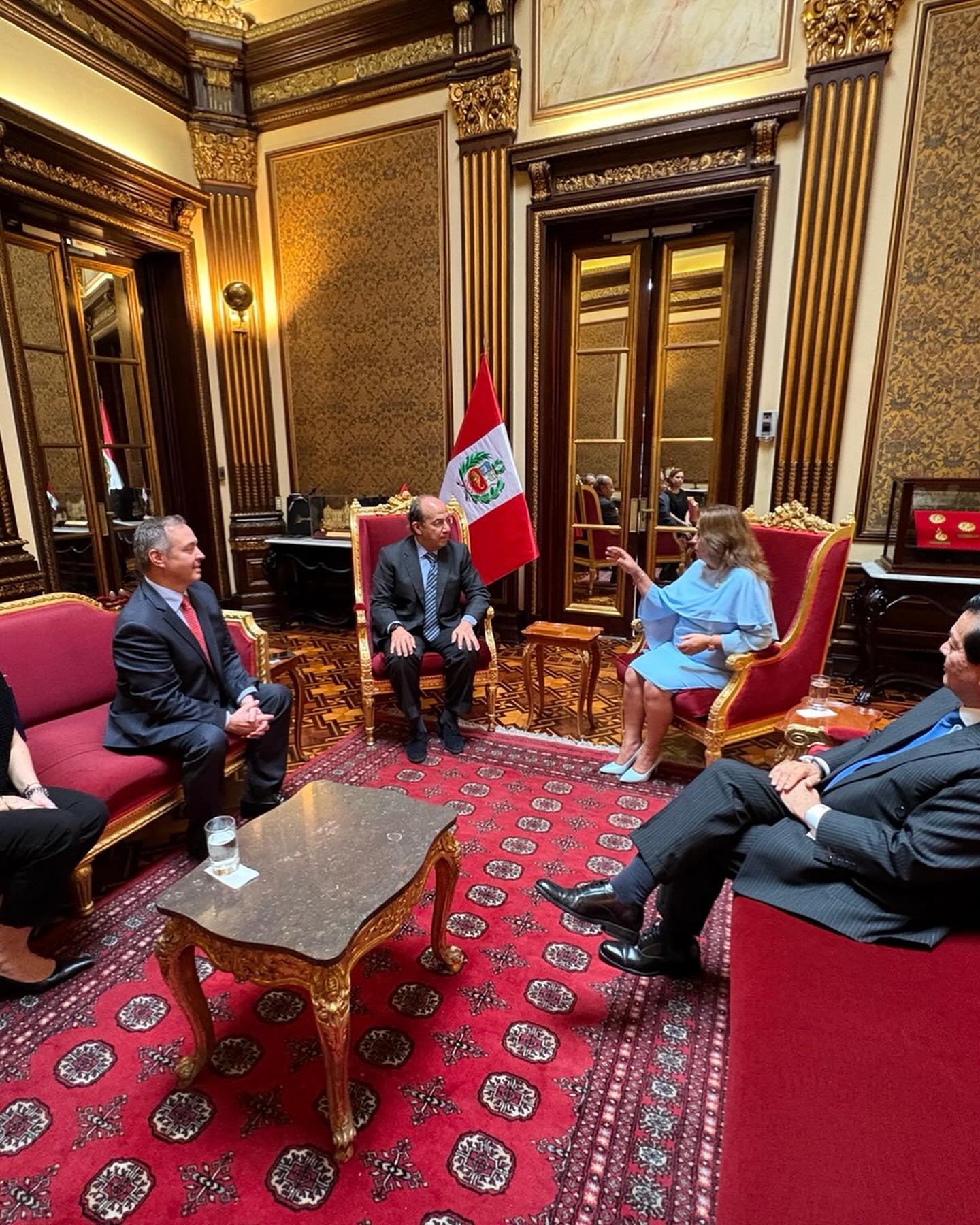 Dina Boluarte se reúne con Felipe Calderón