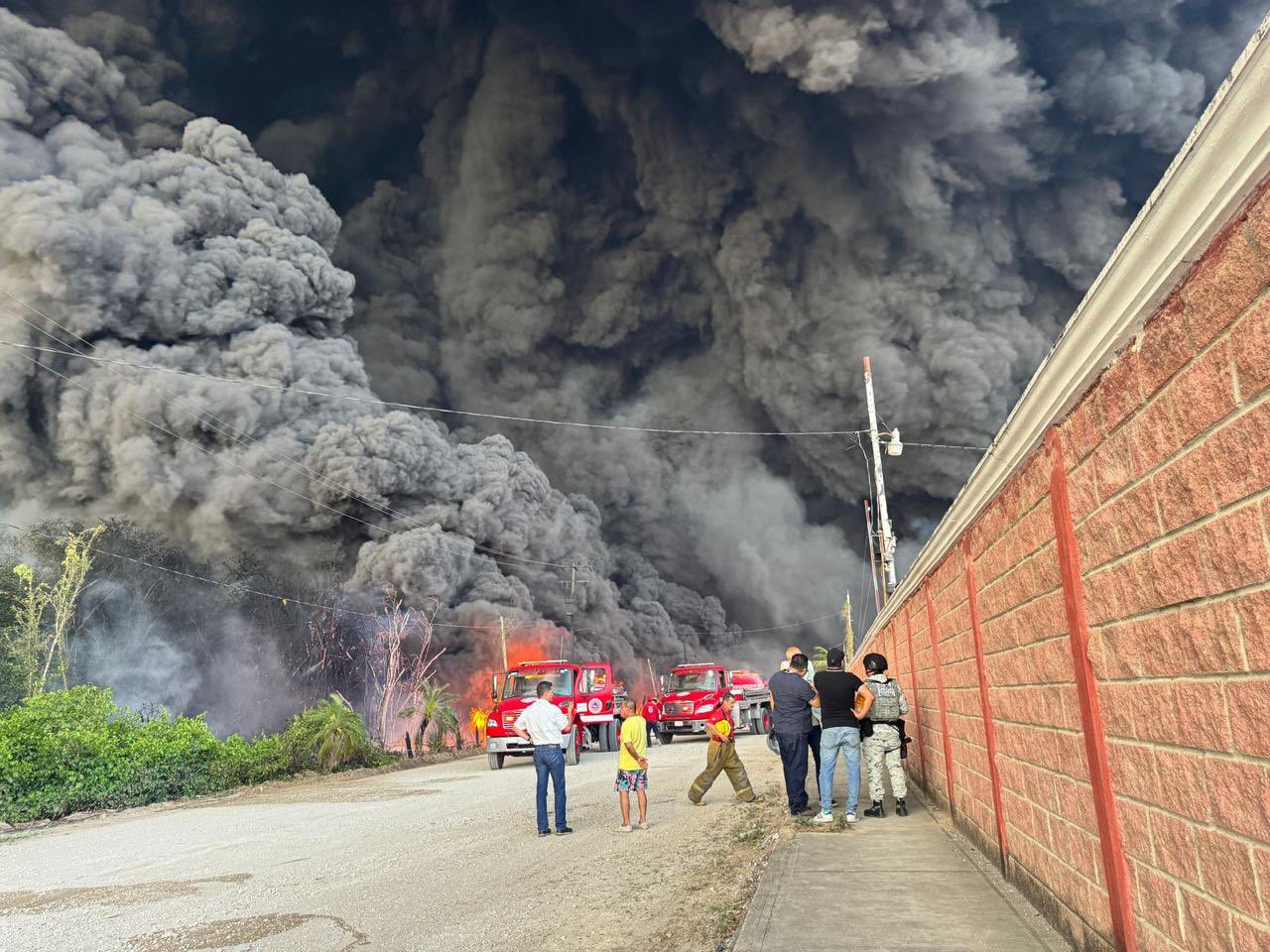 Javier May informa que gobierno atiende incendio