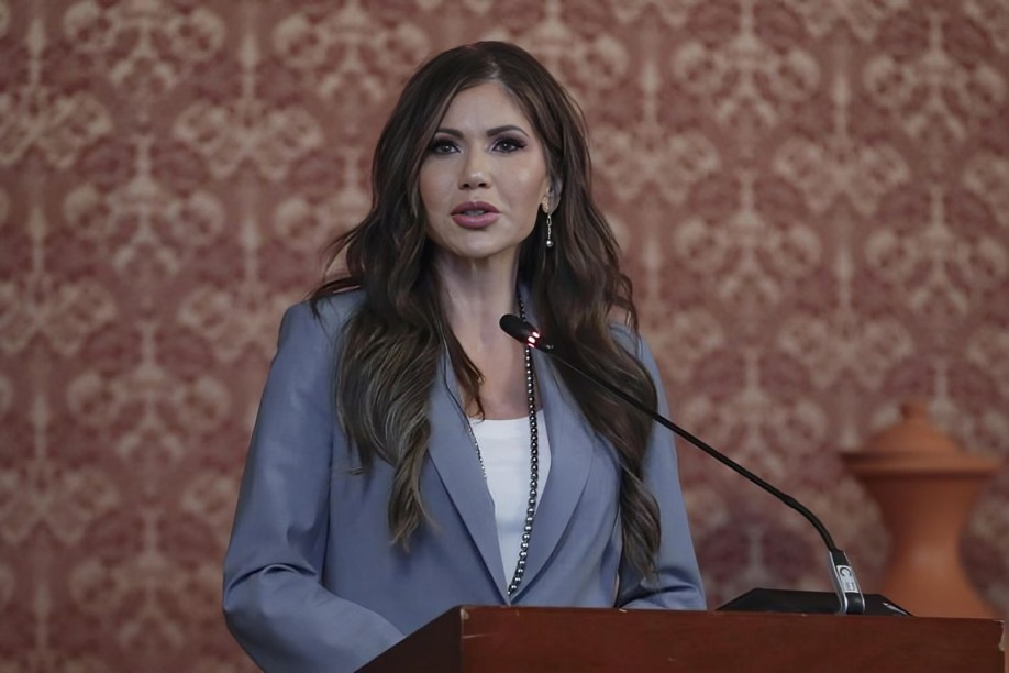 Kristi Noem revela nueva campaña antimigrante