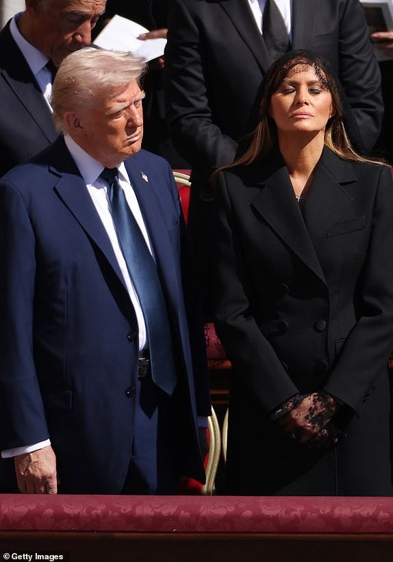 Melania tuvo que enseñar a Trump cómo comportarse en funeral del papa Francisco