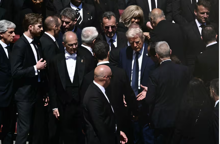 Trump acude a funeral del papa Francisco con traje azul