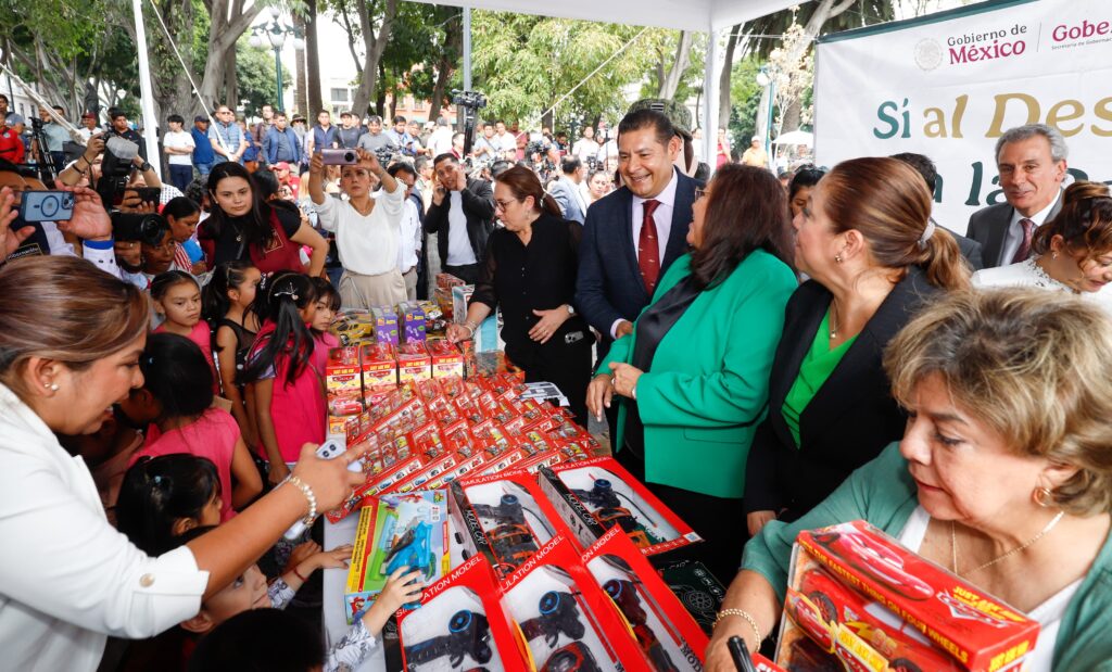 Armenta en evento