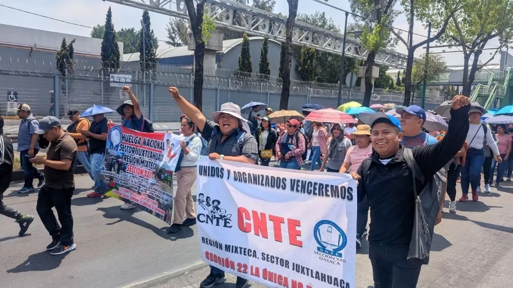 CNTE bloquea ingreso y salida ded TV Azteca