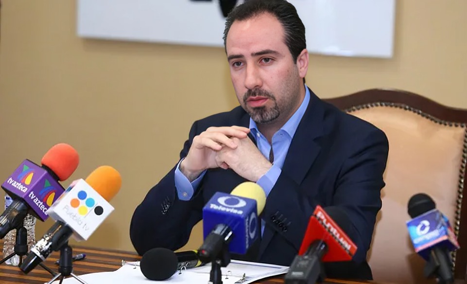 Exhiben a familia de Mario Riestra en el gobierno