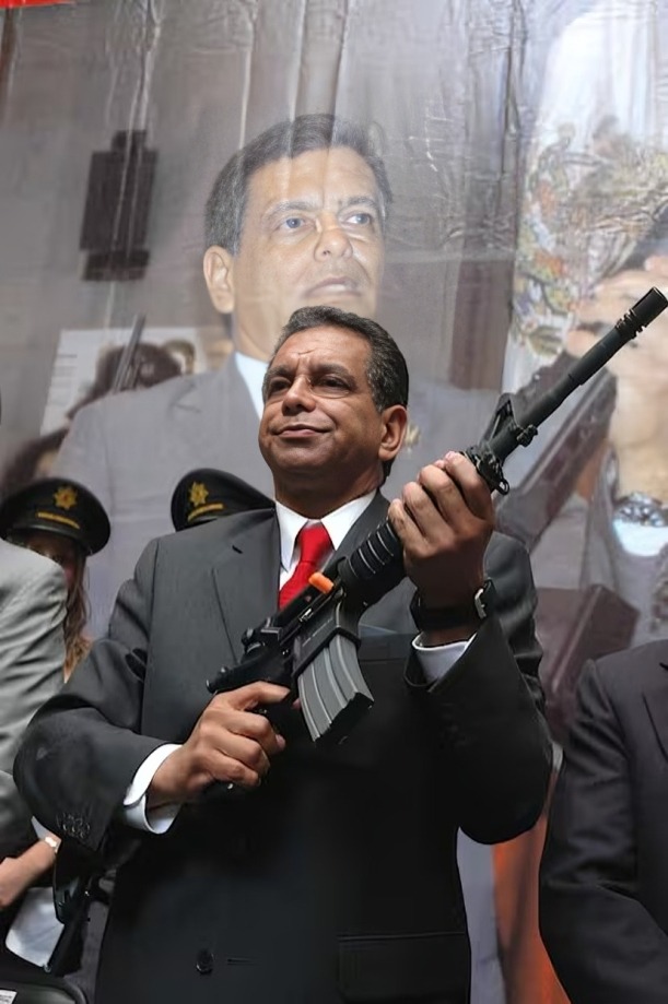 Fidel Herrera con arma