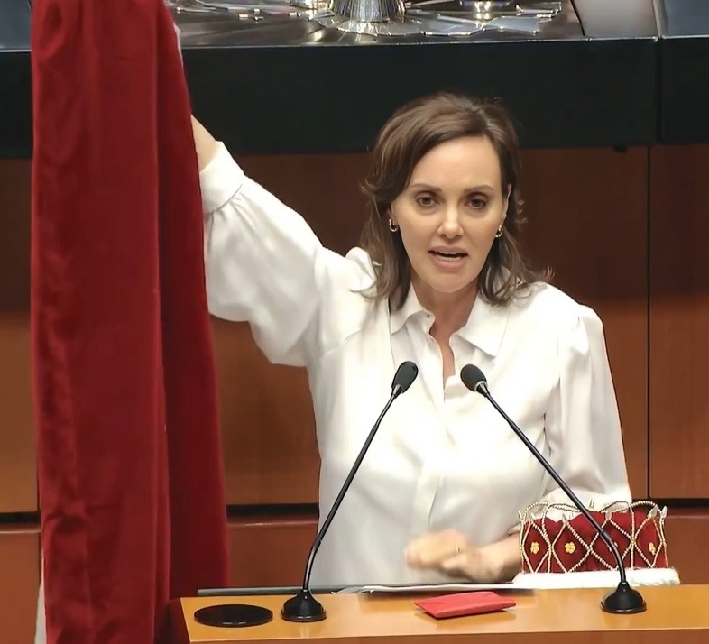 Lilly Téllez lleva capa y corona al Senado