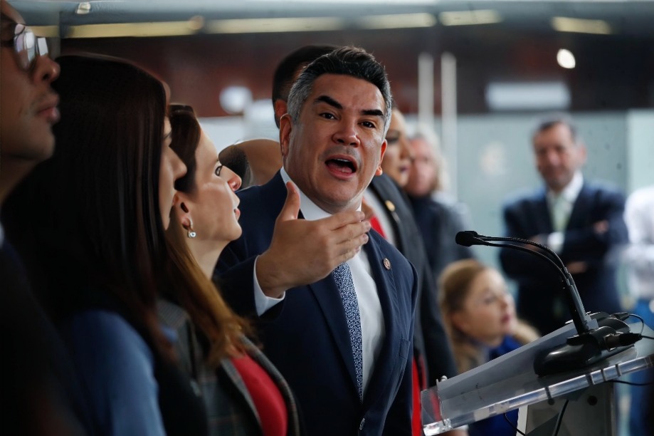 PRI acusa Noroña de fifí por usar camioneta volvo