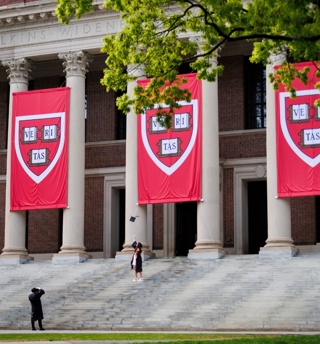 Trump prohíbe a Harvard admitir a estudiantes extranjeros