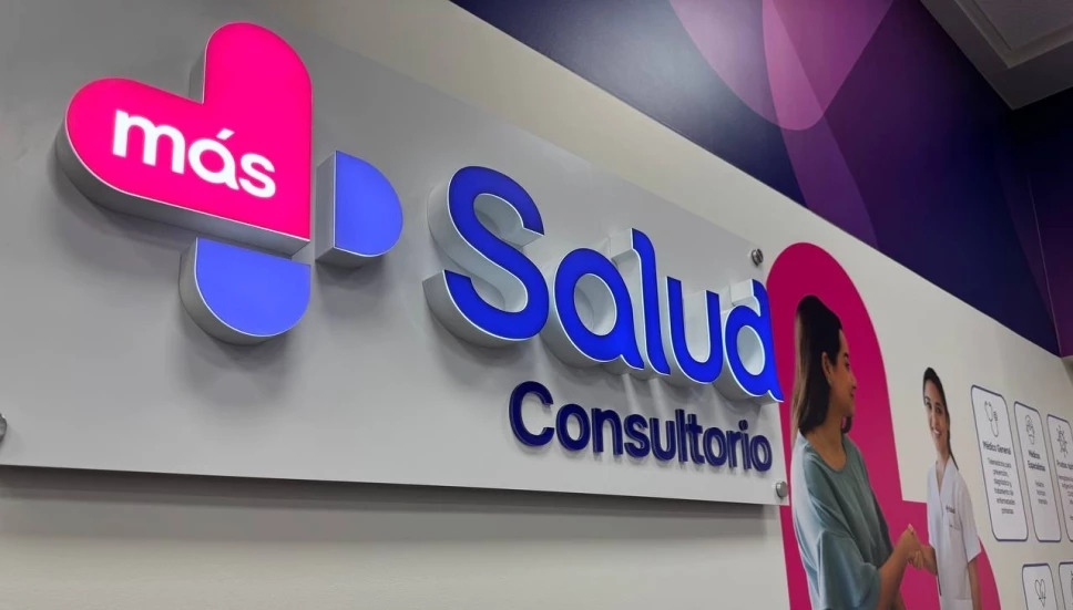 Ricardo Salinas inaugura Más Salud y lo tunden en redes