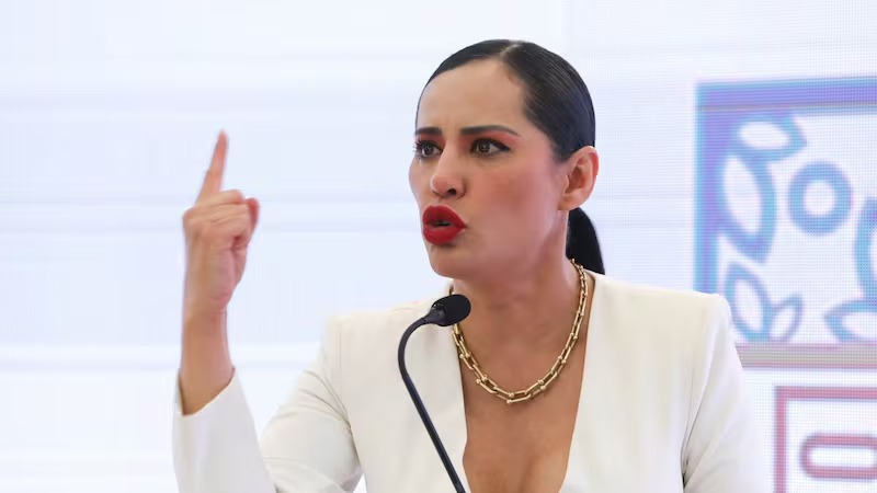 Sandra Cuevas reaparece en la UNA,
